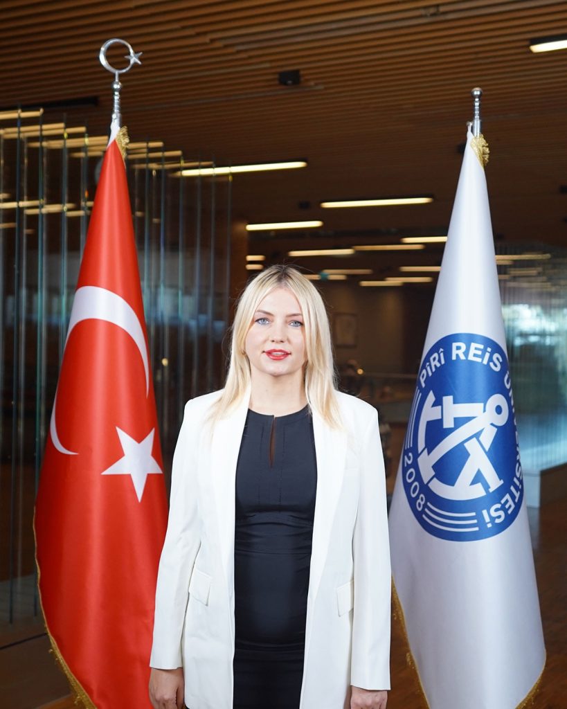 Lale Akova